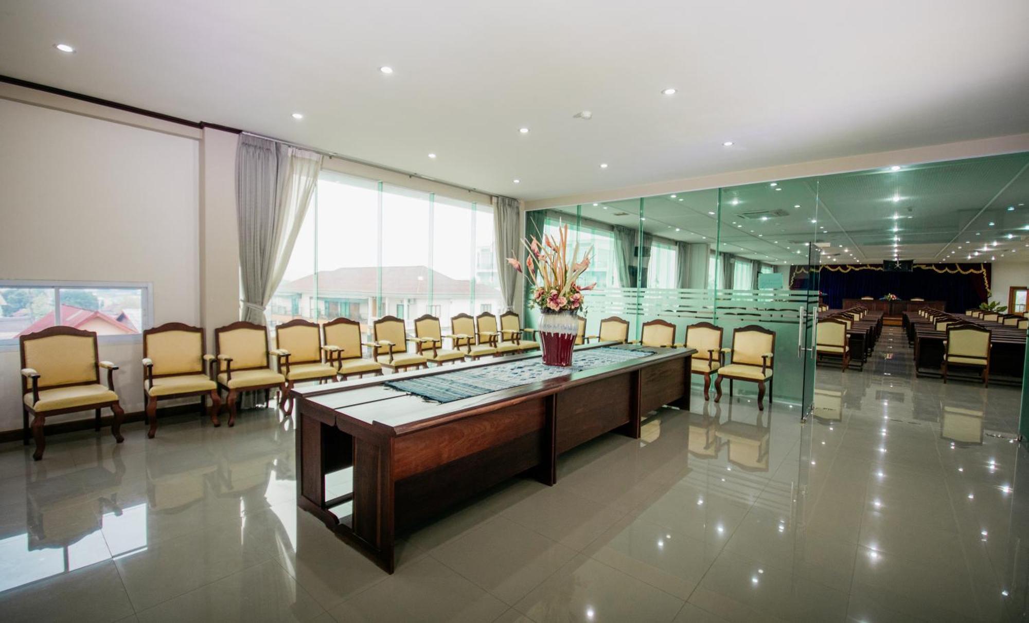 Sisombat Plaza Hotel Vang Vieng Ngoại thất bức ảnh
