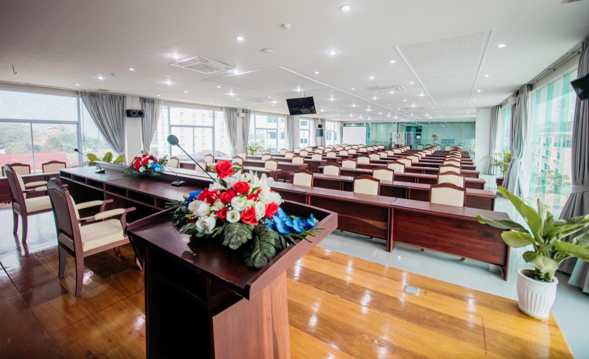 Sisombat Plaza Hotel Vang Vieng Ngoại thất bức ảnh