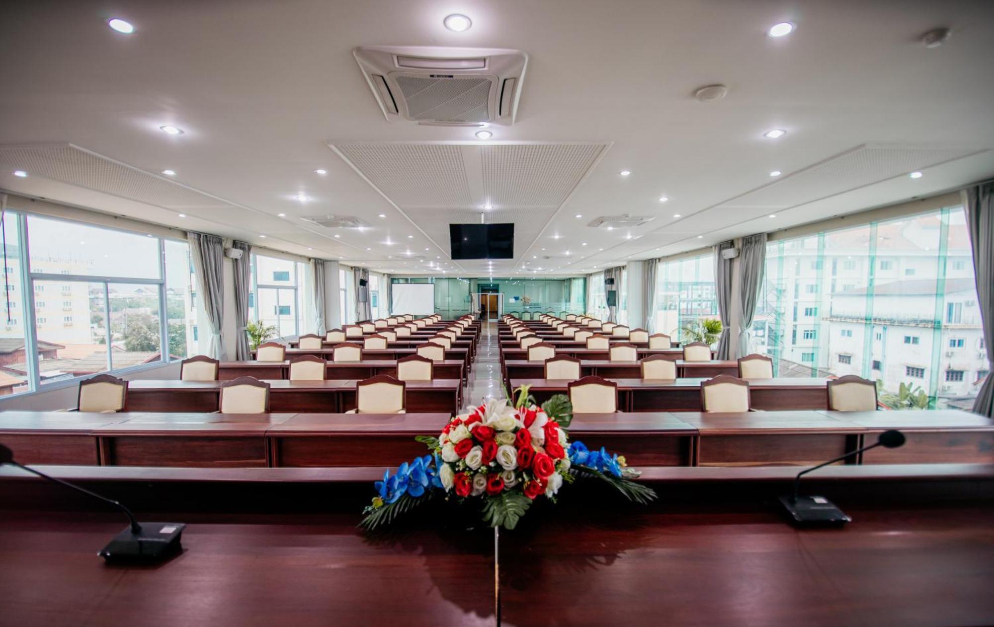 Sisombat Plaza Hotel Vang Vieng Ngoại thất bức ảnh