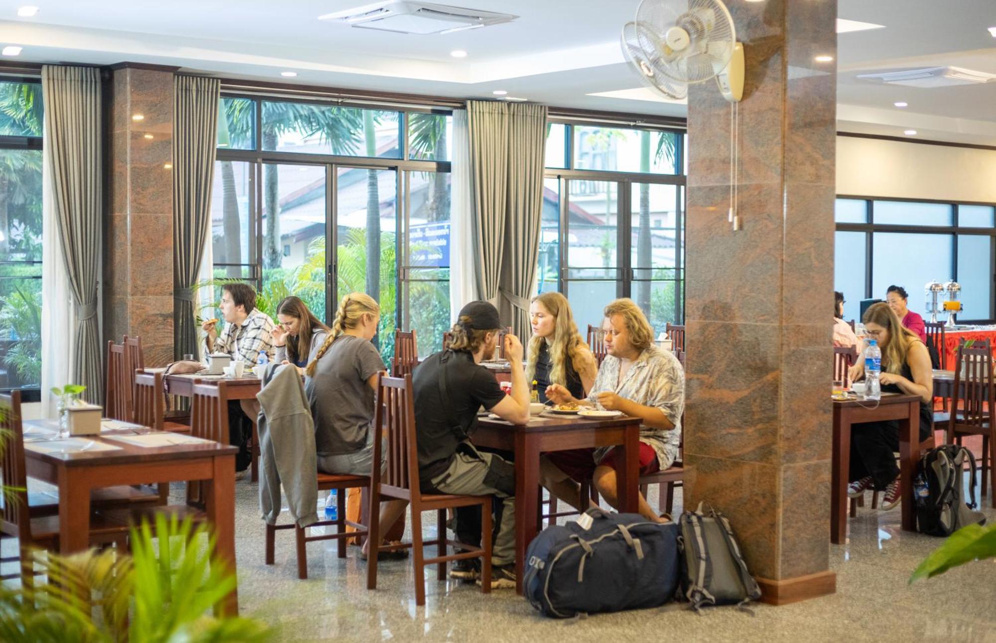 Sisombat Plaza Hotel Vang Vieng Ngoại thất bức ảnh