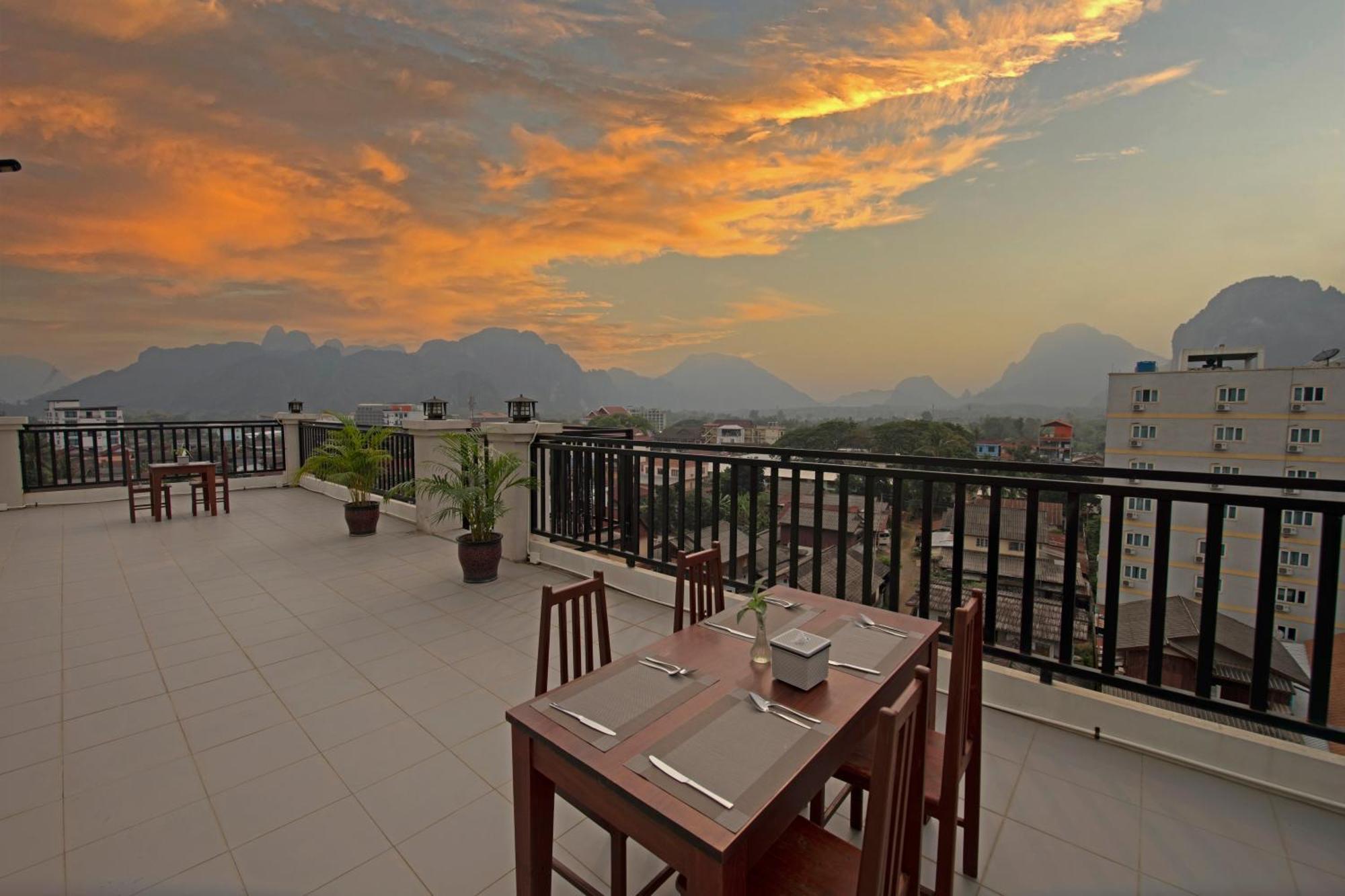 Sisombat Plaza Hotel Vang Vieng Ngoại thất bức ảnh