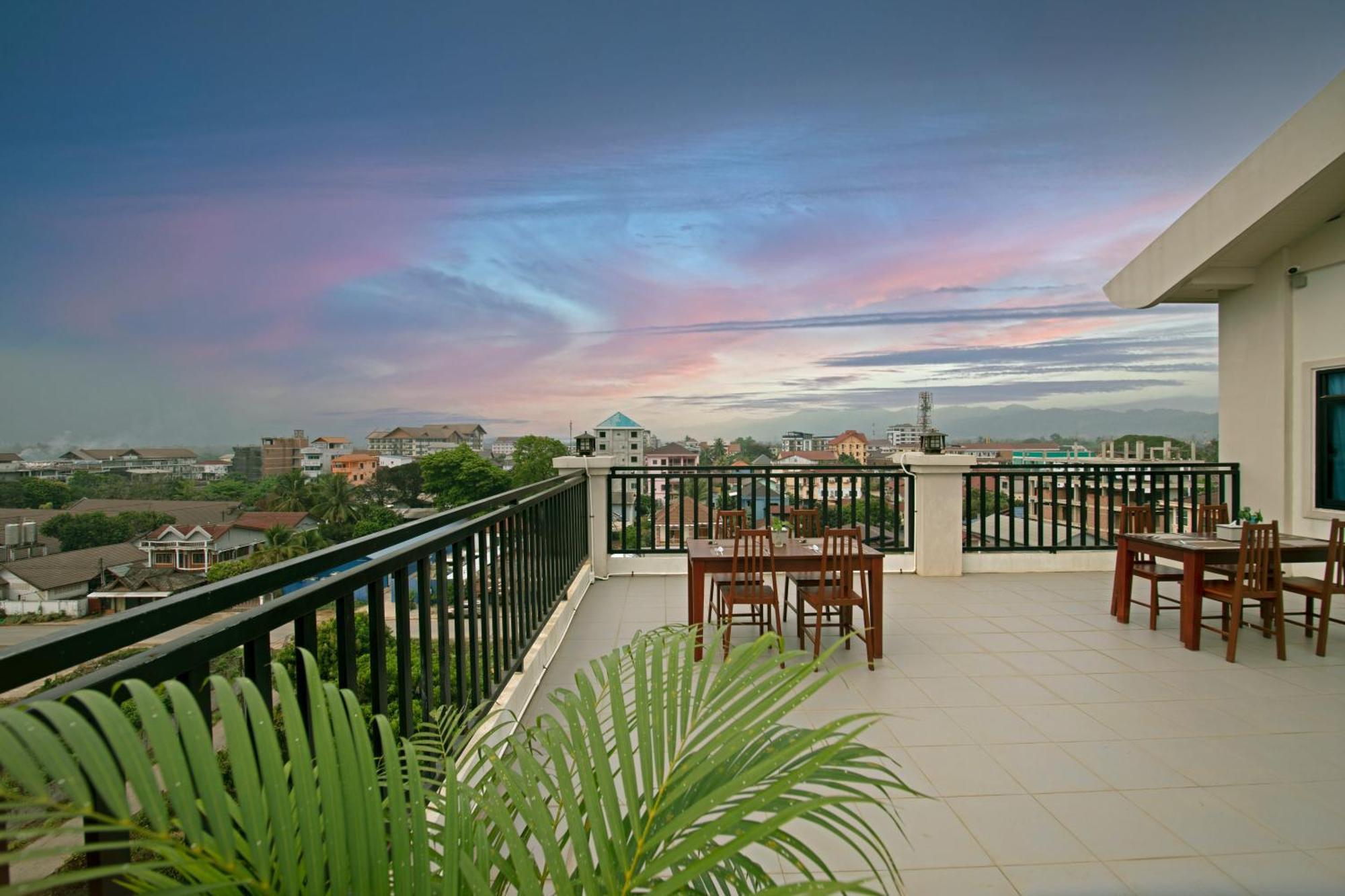 Sisombat Plaza Hotel Vang Vieng Ngoại thất bức ảnh