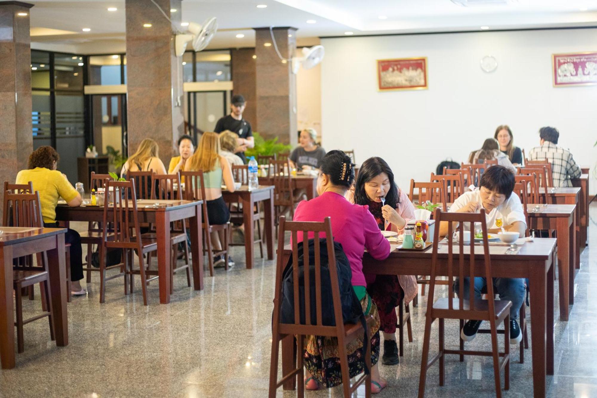 Sisombat Plaza Hotel Vang Vieng Ngoại thất bức ảnh