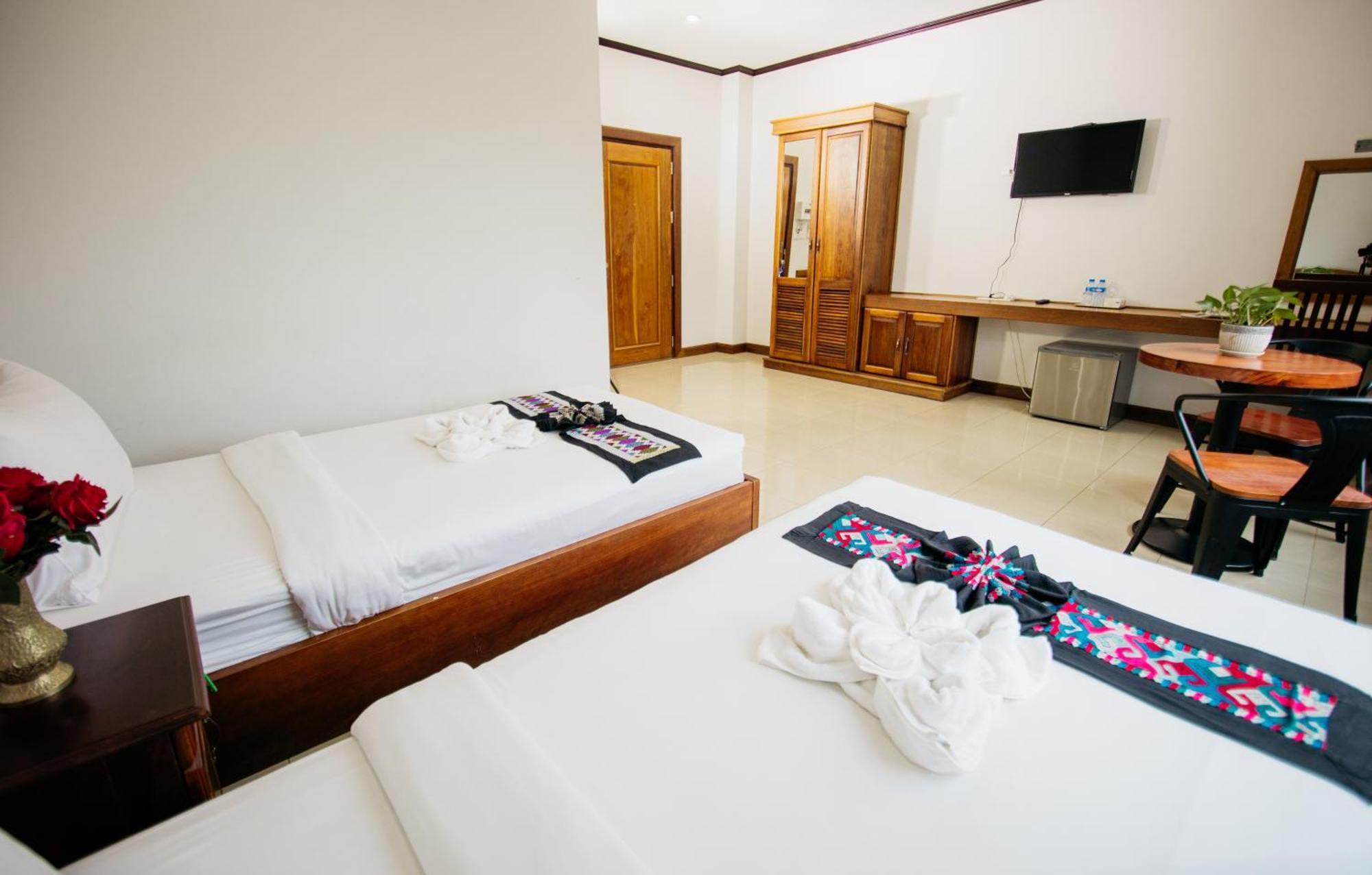 Sisombat Plaza Hotel Vang Vieng Ngoại thất bức ảnh