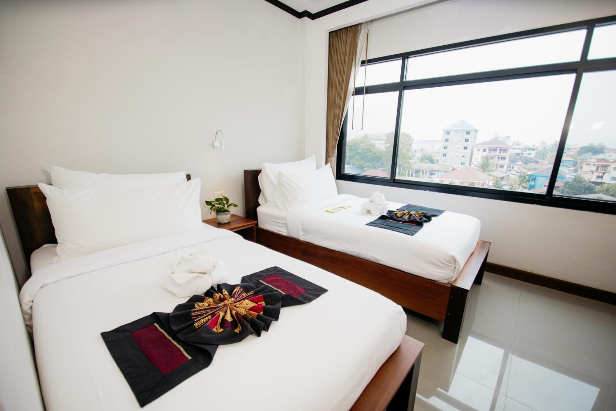 Sisombat Plaza Hotel Vang Vieng Ngoại thất bức ảnh