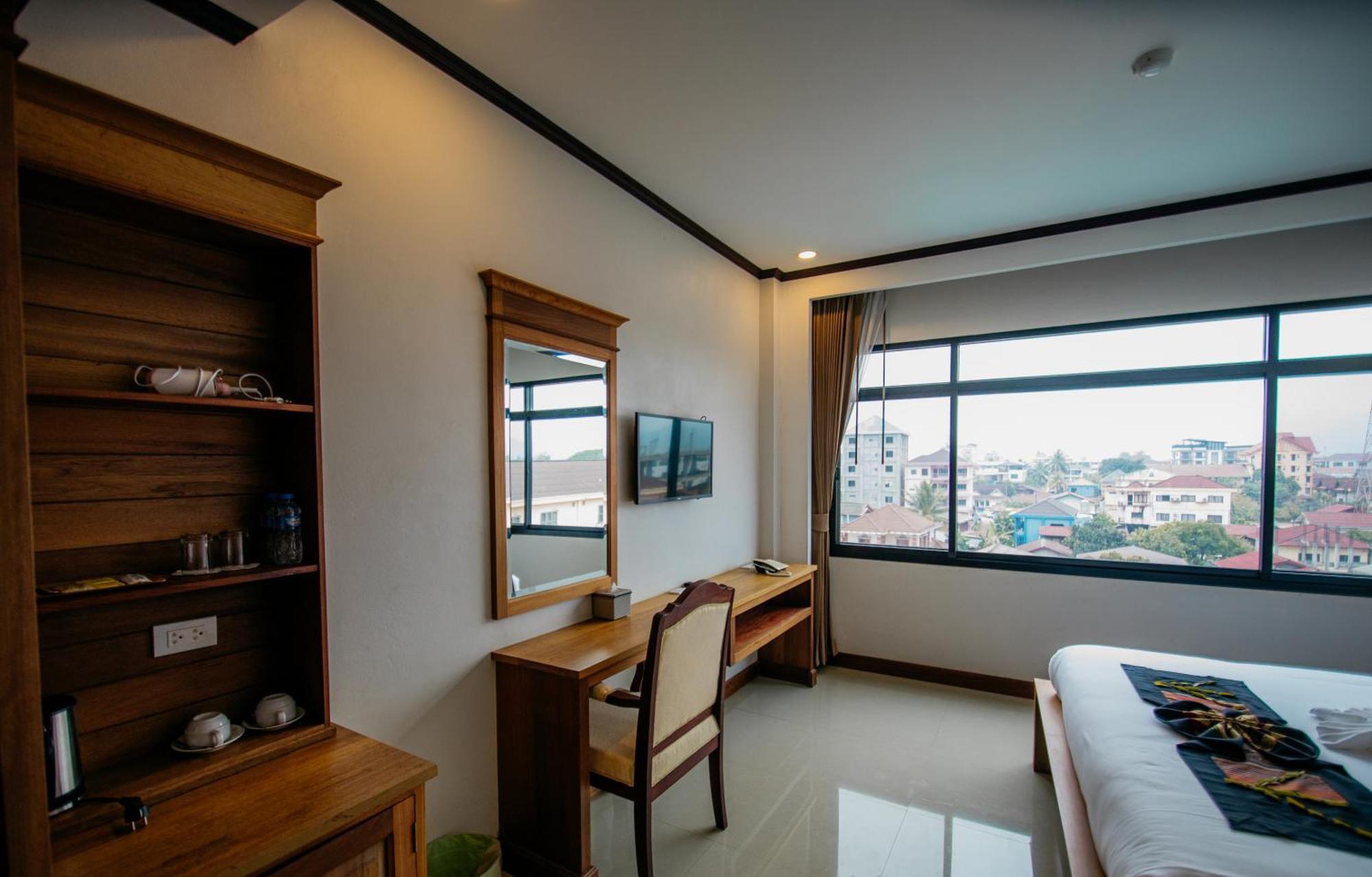 Sisombat Plaza Hotel Vang Vieng Ngoại thất bức ảnh