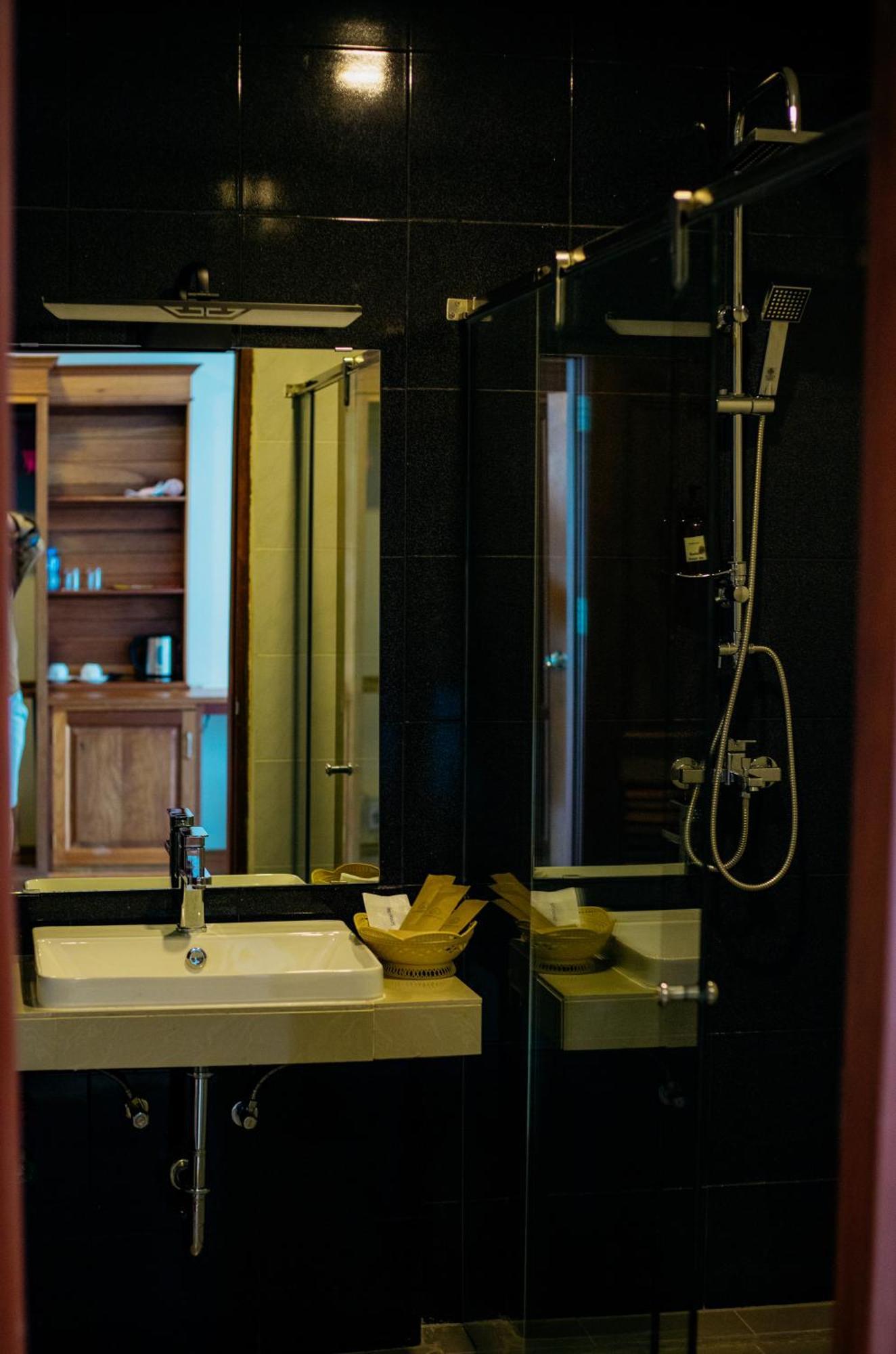 Sisombat Plaza Hotel Vang Vieng Ngoại thất bức ảnh