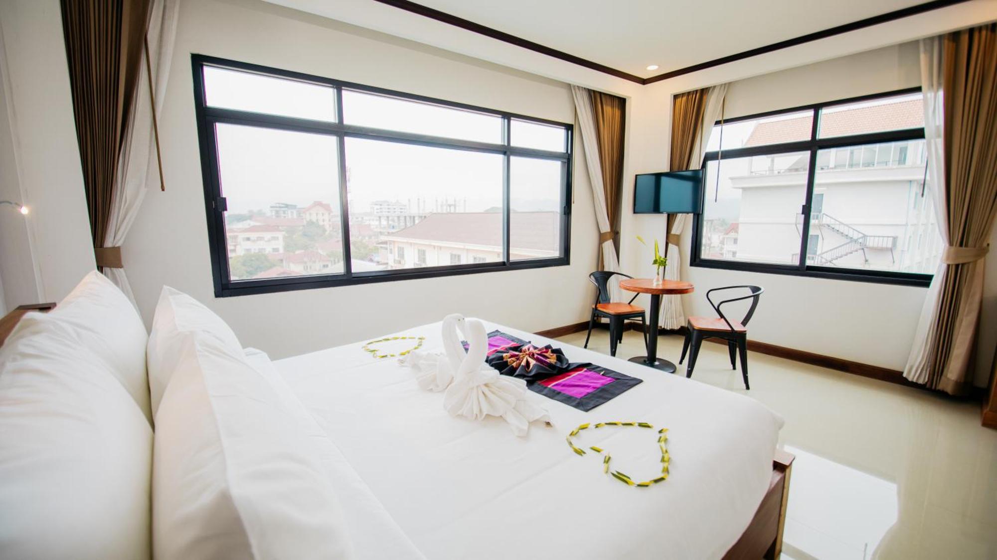 Sisombat Plaza Hotel Vang Vieng Ngoại thất bức ảnh