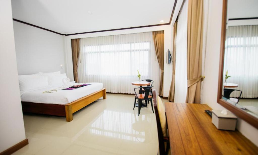 Sisombat Plaza Hotel Vang Vieng Ngoại thất bức ảnh